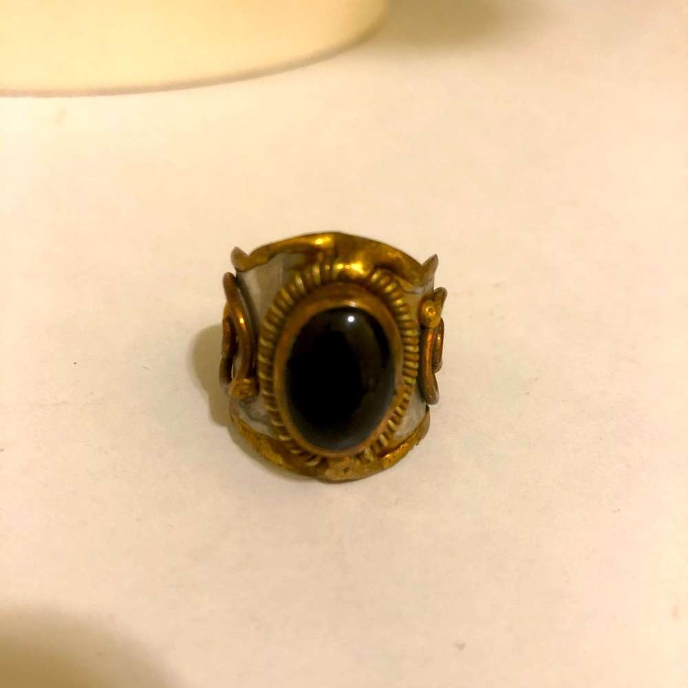 Silver/bronze metal rings with black gemstone